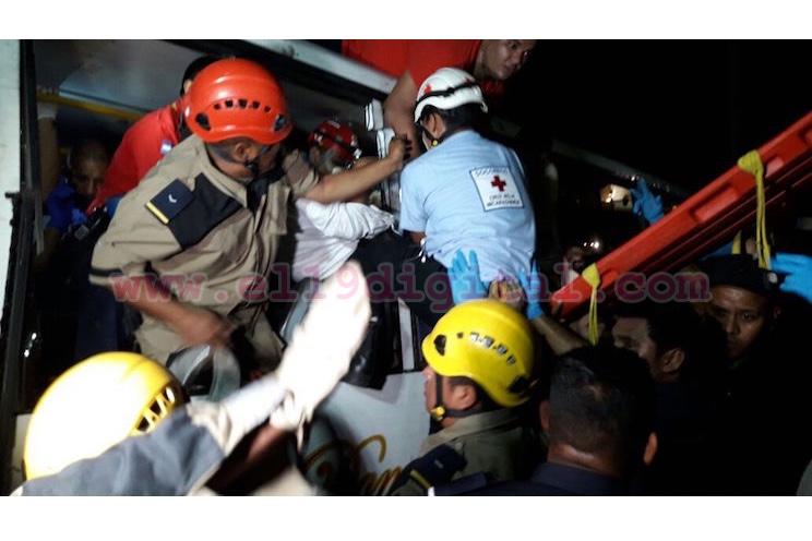 Fuerte accidente de bus deja varias personas lesionadas