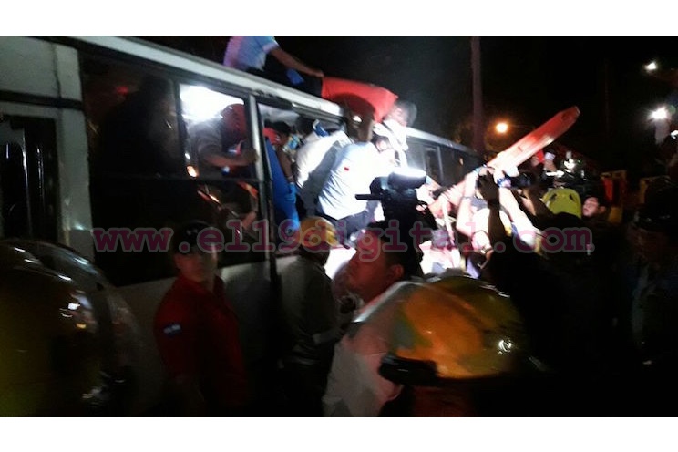 Fuerte accidente de bus deja varias personas lesionadas