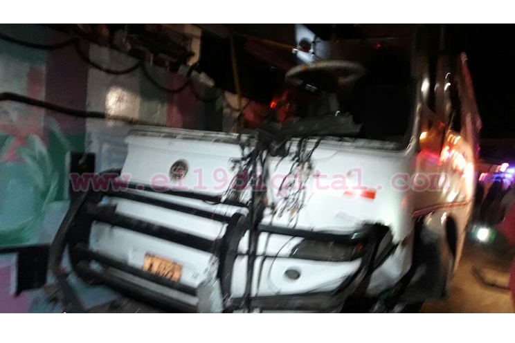 Fuerte accidente de bus deja varias personas lesionadas