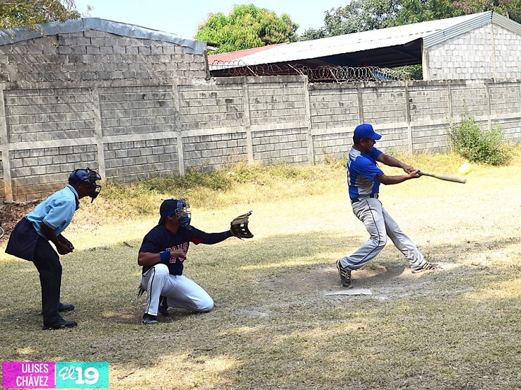 Inicia la Liga Empresarial de Softball en Granada