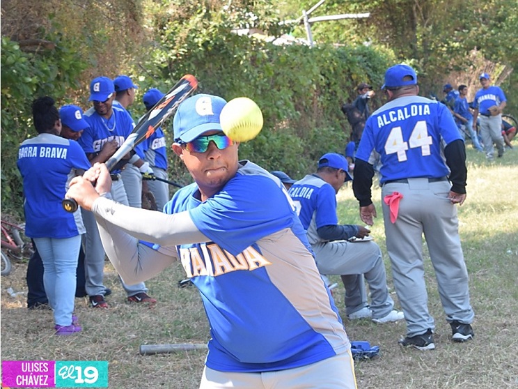 Inicia la Liga Empresarial de Softball en Granada