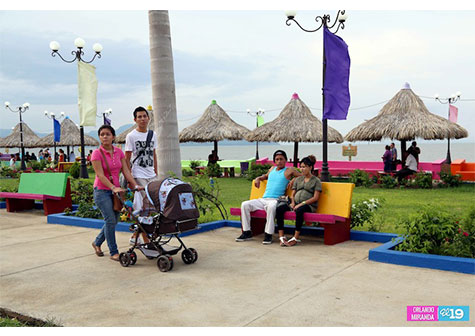 Familias disfrutan del Parque Luis Alfonso y del Puerto Salvador Allende