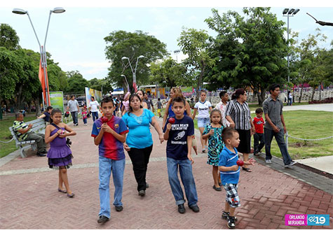 Familias disfrutan del Parque Luis Alfonso y del Puerto Salvador Allende