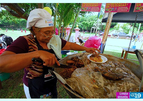 Villa El Carmen celebra concurso de comidas y bebidas típicas