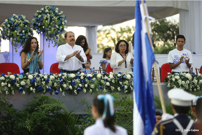 Daniel y Rosario presiden Desfile Patrio Nacional