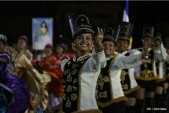 Daniel y Rosario presiden Desfile Patrio Nacional