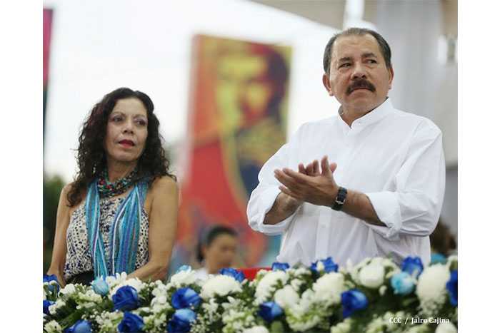 Daniel y Rosario presiden Desfile Patrio Nacional