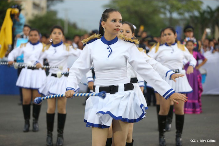 Daniel y Rosario presiden Desfile Patrio Nacional