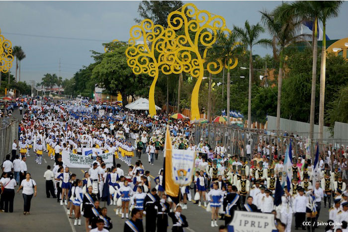 Daniel y Rosario presiden Desfile Patrio Nacional