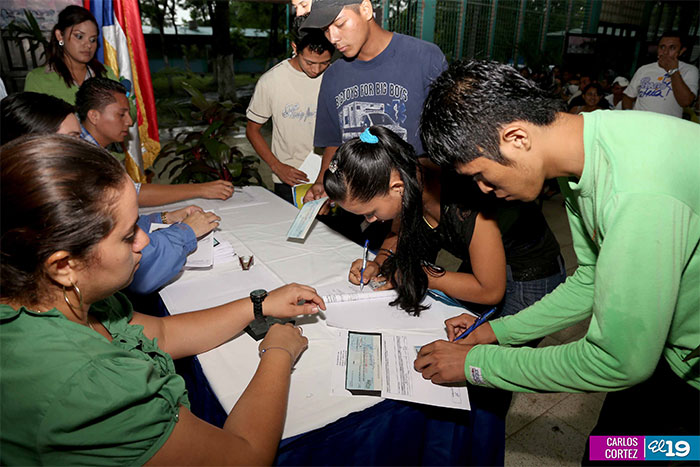 Realizan tercera entrega de Becas Alba Técnica a 100 estudiantes