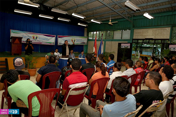 Realizan tercera entrega de Becas Alba Técnica a 100 estudiantes