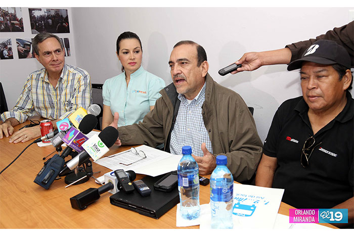 Usuarios exigen fin al “relajo”; MPeso promete más puestos de recarga