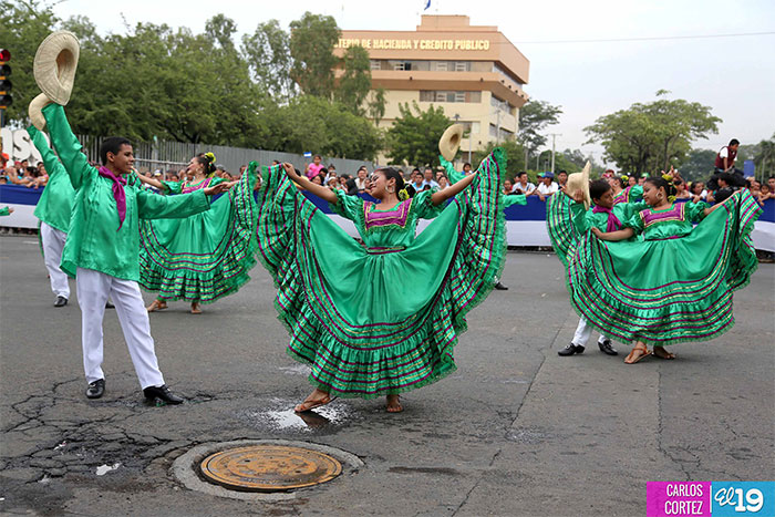 Estudiantes del distrito VII desfilan en celebración a la patria