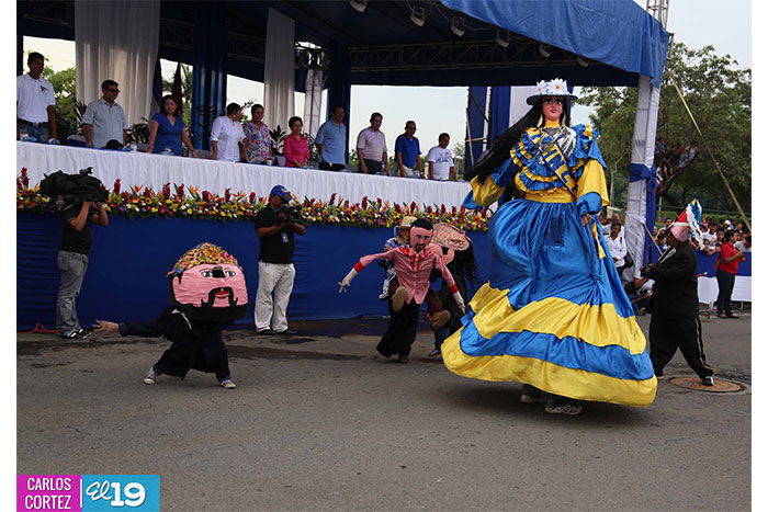 Estudiantes del distrito VII desfilan en celebración a la patria