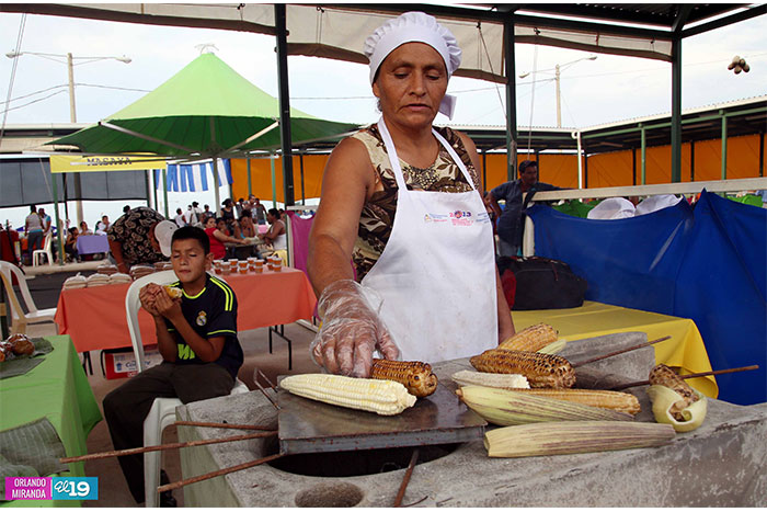 Exponen enorme gama de platillos hechos con maíz nuevo en Parque Nacional de Ferias