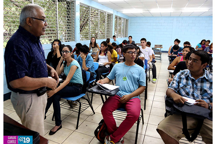 Estudiantes de quinto año se preparan para exámenes de admisión
