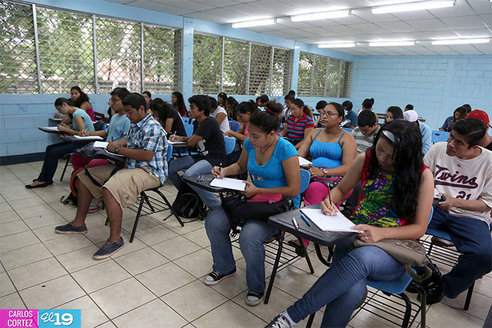 Estudiantes de quinto año se preparan para exámenes de admisión