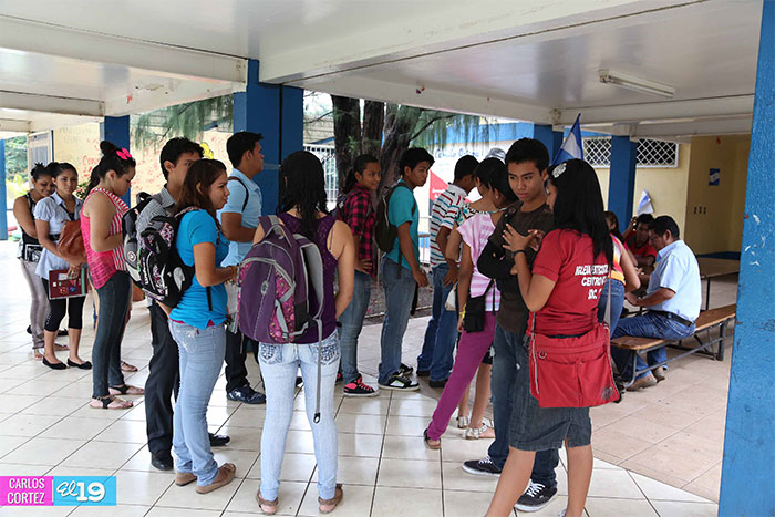 Estudiantes de quinto año se preparan para exámenes de admisión