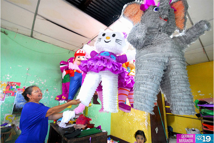 Proliferan talleres artesanales de piñatas en Managua