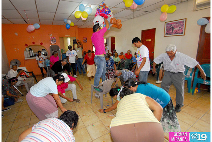 Jóvenes comparten con adultos mayores una mañana recreativa