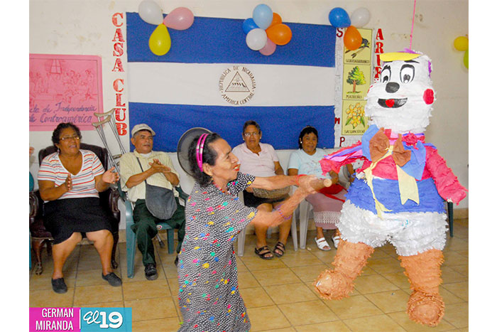 Jóvenes comparten con adultos mayores una mañana recreativa