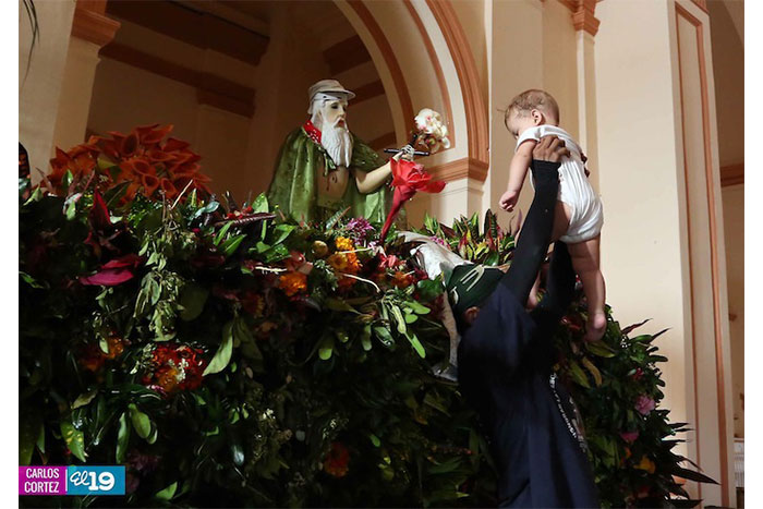 Sartas de flores adornan a San Jerónimo