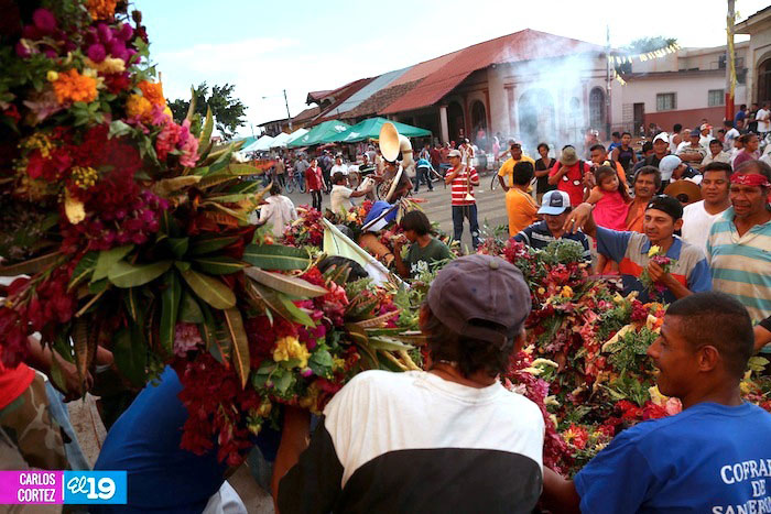 Sartas de flores adornan a San Jerónimo