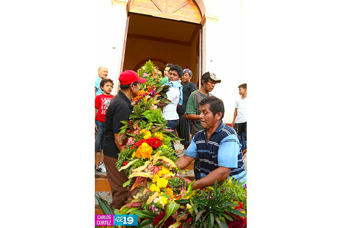 Sartas de flores adornan a San Jerónimo