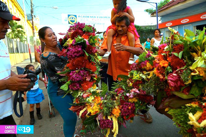 Sartas de flores adornan a San Jerónimo