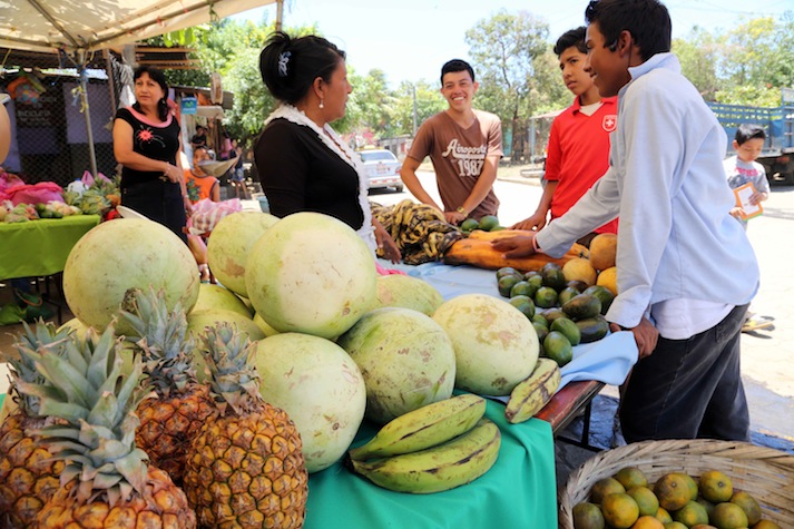 Feria de la Economía Familiar hace protagonistas a familias del barrio Enrique Lorente