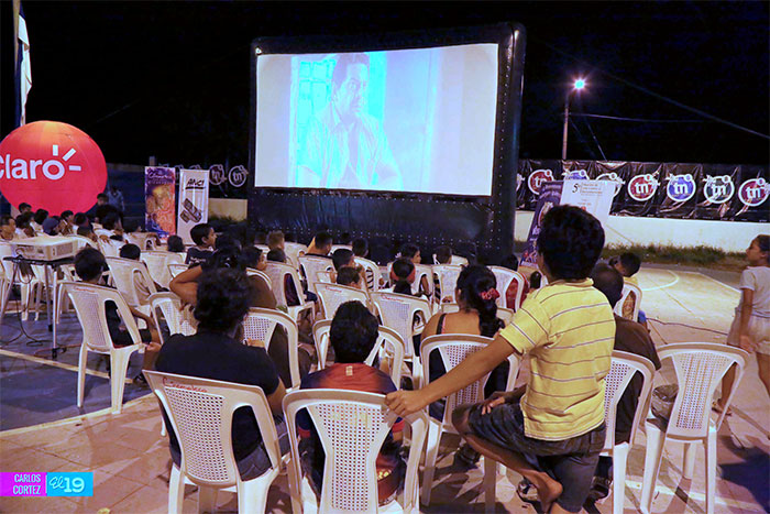 Cinemateca y ANCI llevan cine alternativo a pobladores del barrio Jorge Dimitrov
