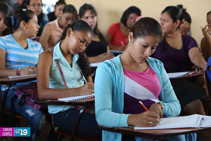 Estudiantes de secundaria de Managua reciben curso de reforzamiento y preparación para la universidad