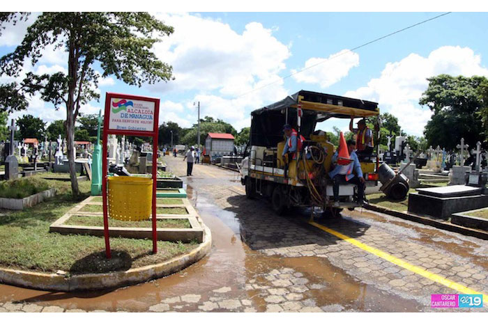 Continúa limpieza en cementerios de Managua