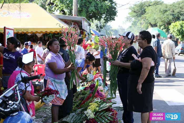 Nicaragüenses visitan cementerios en Día de los Fieles Difuntos