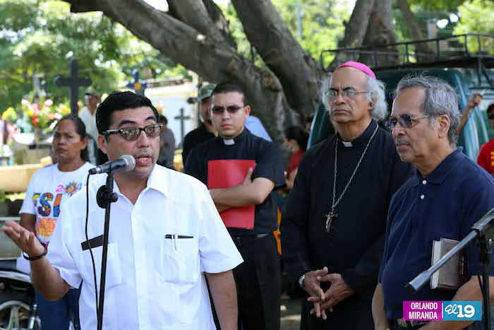 Nicaragüenses visitan cementerios en Día de los Fieles Difuntos