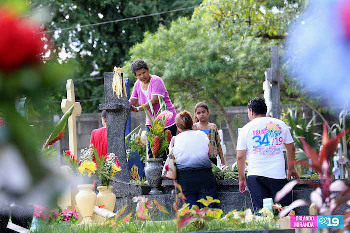 Nicaragüenses visitan cementerios en Día de los Fieles Difuntos
