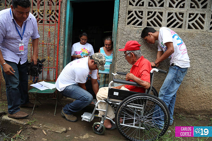 Gobierno Sandinista entrega paquetes alimentarios y sillas de ruedas en Tipitapa