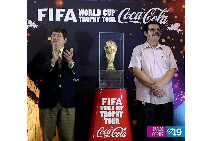 Trofeo de la Copa Mundial de la FIFA visita por primera vez Nicaragua