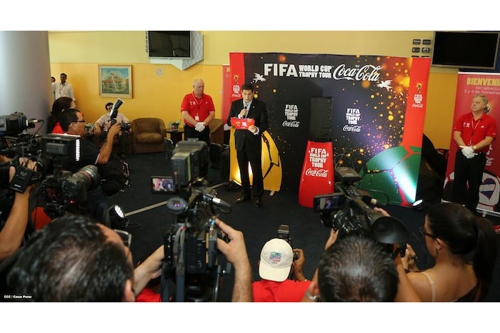 Trofeo de la Copa Mundial de la FIFA visita por primera vez Nicaragua