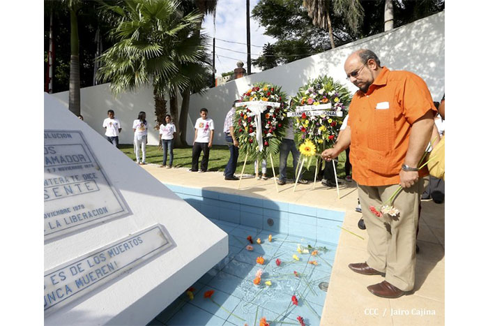 Nicaragua le grita PRESENTE al Comandante Carlos Fonseca!