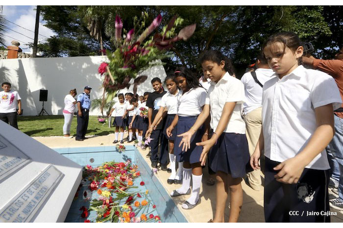 Nicaragua le grita PRESENTE al Comandante Carlos Fonseca!