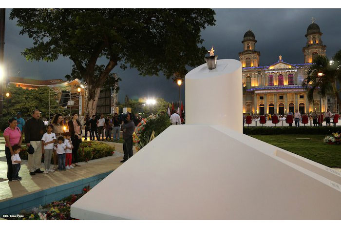 Daniel y Rosario entregan títulos de propiedad en homenaje al comandante Carlos Fonseca