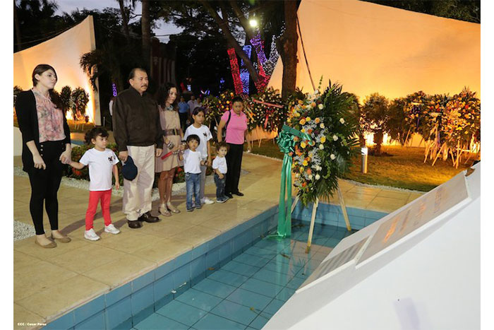 Daniel y Rosario entregan títulos de propiedad en homenaje al comandante Carlos Fonseca