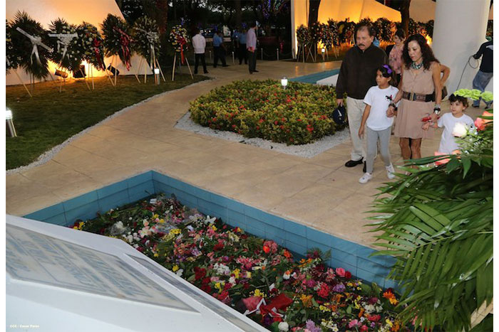 Daniel y Rosario entregan títulos de propiedad en homenaje al comandante Carlos Fonseca