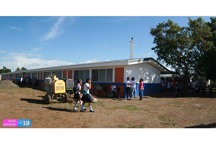 Inauguran centro escolar para casi mil estudiantes en Villa Dignidad