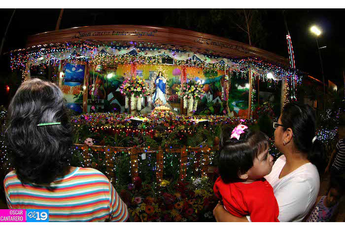 Familias visitan Altares Marianos en Avenida de Bolívar a Chávez