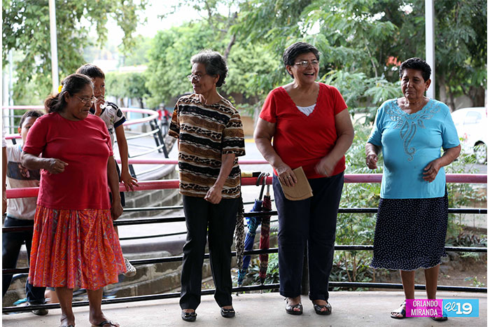 Adultos mayores disfrutan tarde de relajación en parque Rigoberto López Pérez