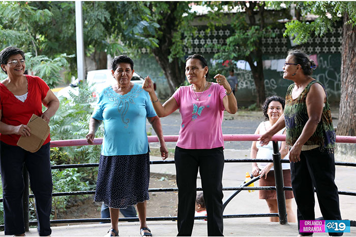 Adultos mayores disfrutan tarde de relajación en parque Rigoberto López Pérez