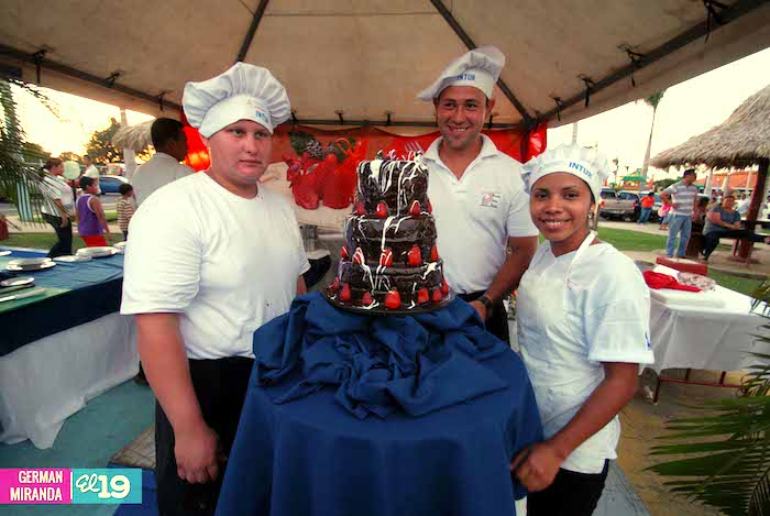 Familias hacen sus encargos en la Feria de productos tradicionales de la Purísima
