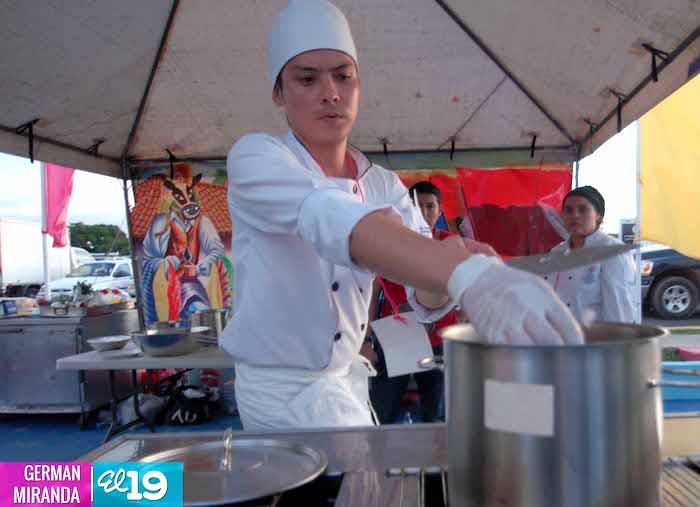 Familias hacen sus encargos en la Feria de productos tradicionales de la Purísima
